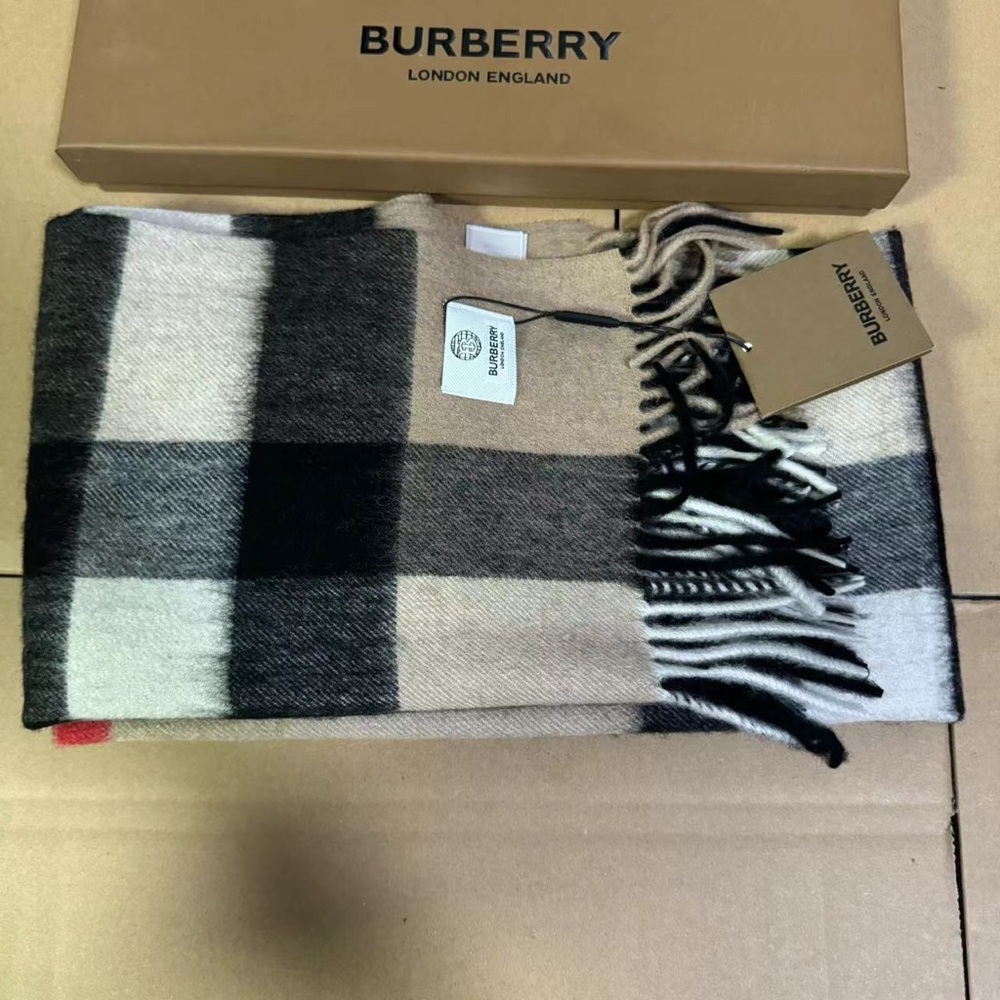 Women's Burberry cashmere scarf - Picture 3 of 8